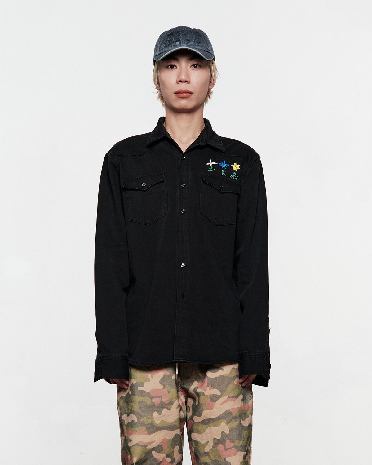 더뮤지엄비지터(THEMUSEUMVISITOR) FLOWER DENIM SHIRT (BLACK DENIM)