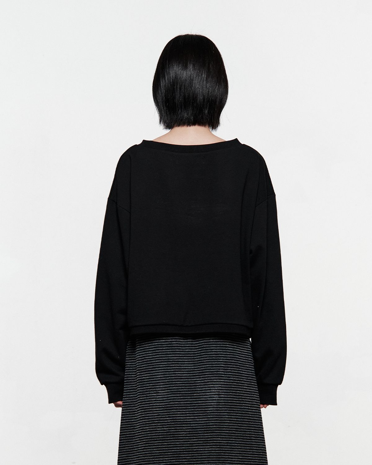 더뮤지엄비지터(THEMUSEUMVISITOR) STAR OFF-SHOULDER SWEATSHIRT (BLACK)