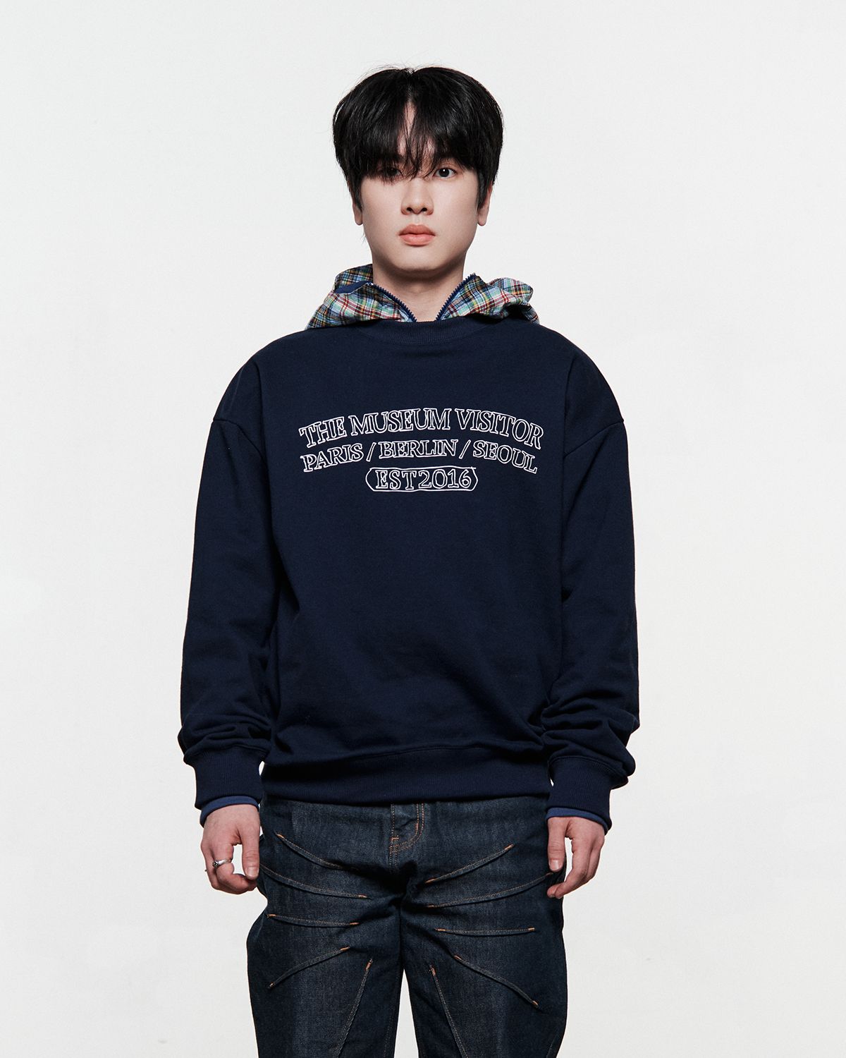 더뮤지엄비지터(THEMUSEUMVISITOR) TYPOGRPHIC ARTWORK SWEATSHIRT (NAVY)