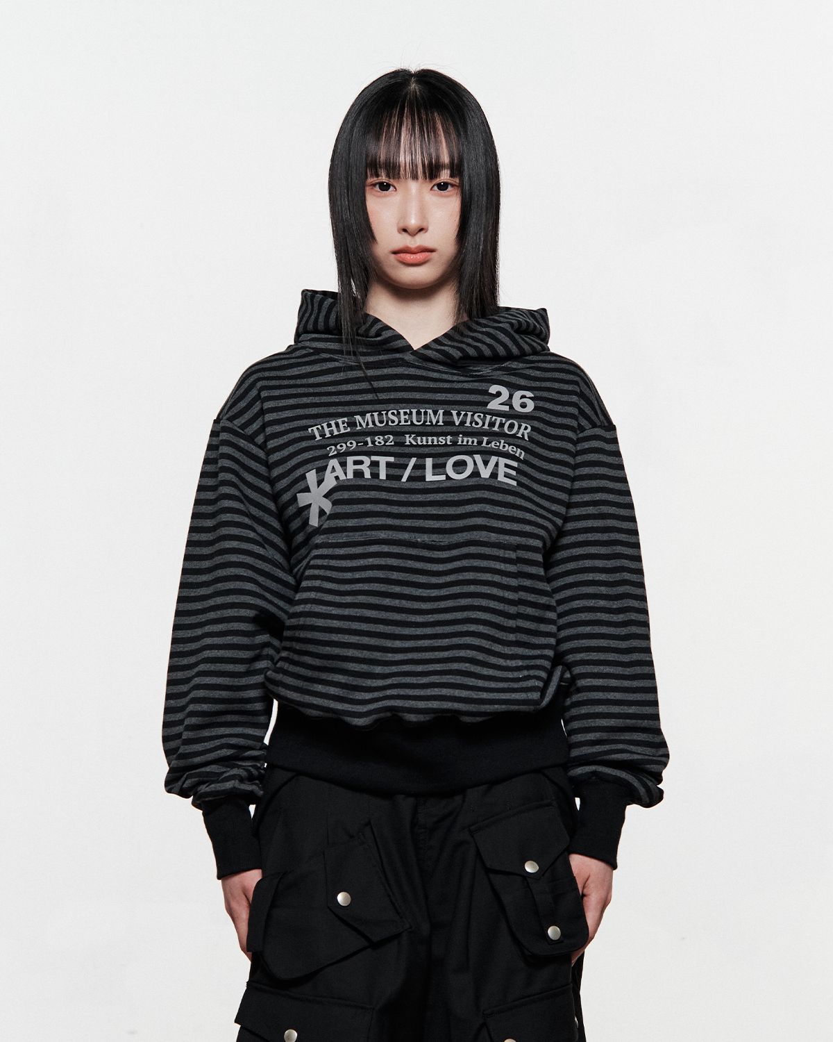 더뮤지엄비지터(THEMUSEUMVISITOR) ART LOVE STRIPE SWEAT HOODIE (CHARCOAL)