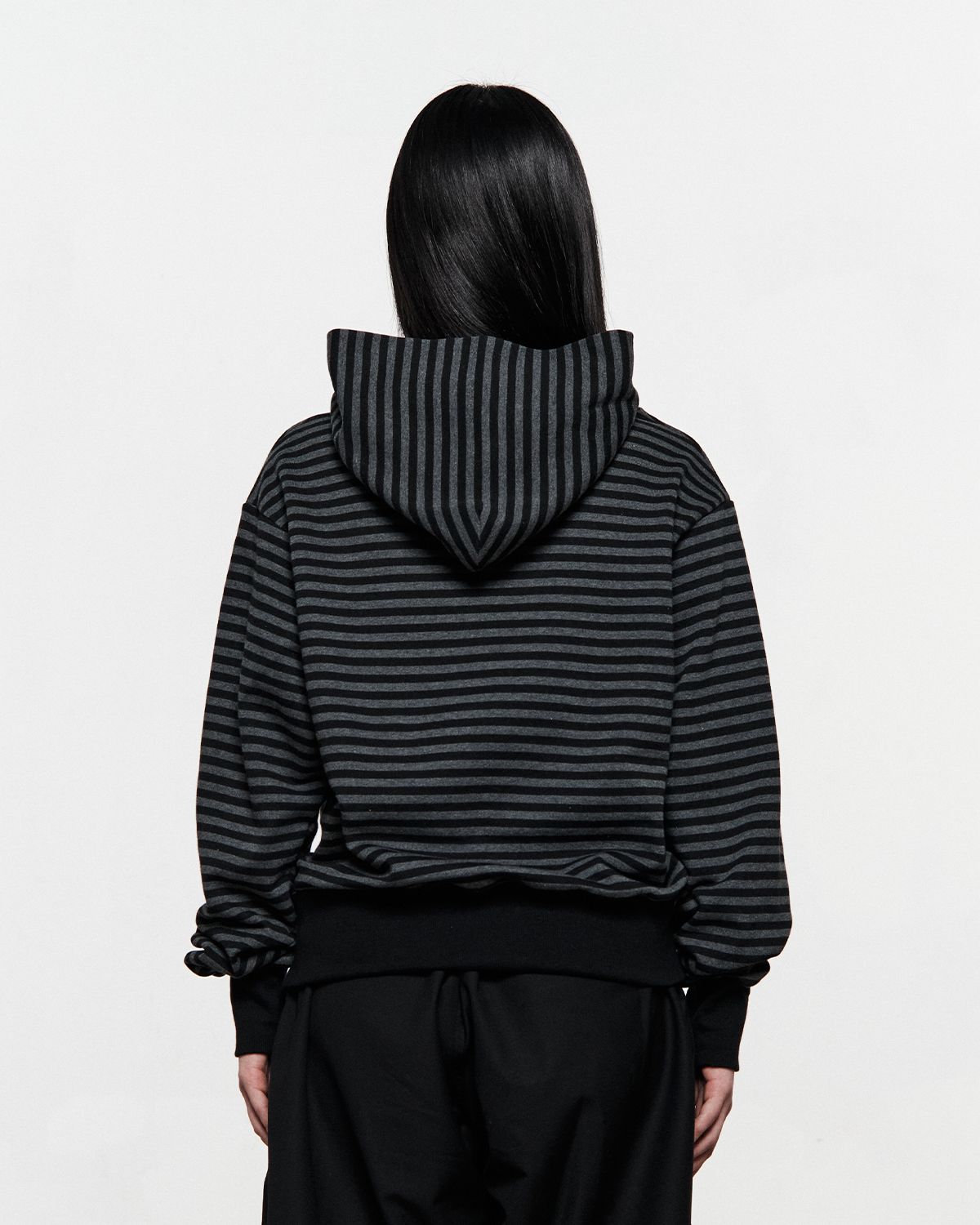 더뮤지엄비지터(THEMUSEUMVISITOR) ART LOVE STRIPE SWEAT HOODIE (CHARCOAL)