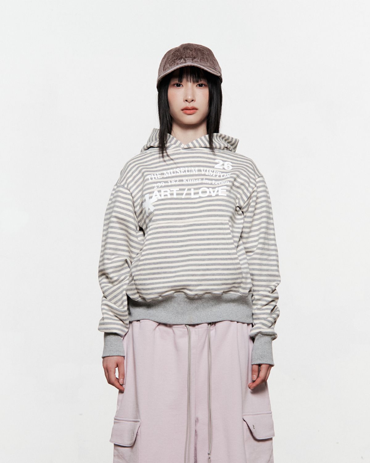 더뮤지엄비지터(THEMUSEUMVISITOR) ART LOVE STRIPE SWEAT HOODIE (GREY)