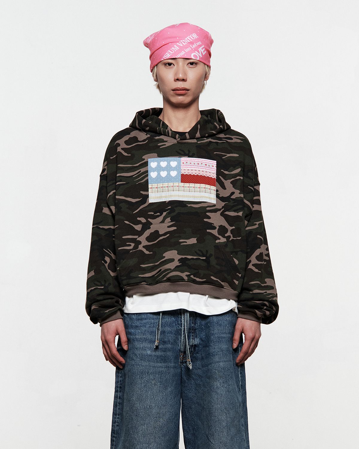 더뮤지엄비지터(THEMUSEUMVISITOR) PATCHWORK SIX HEART SWEAT HOODIE (CAMO)