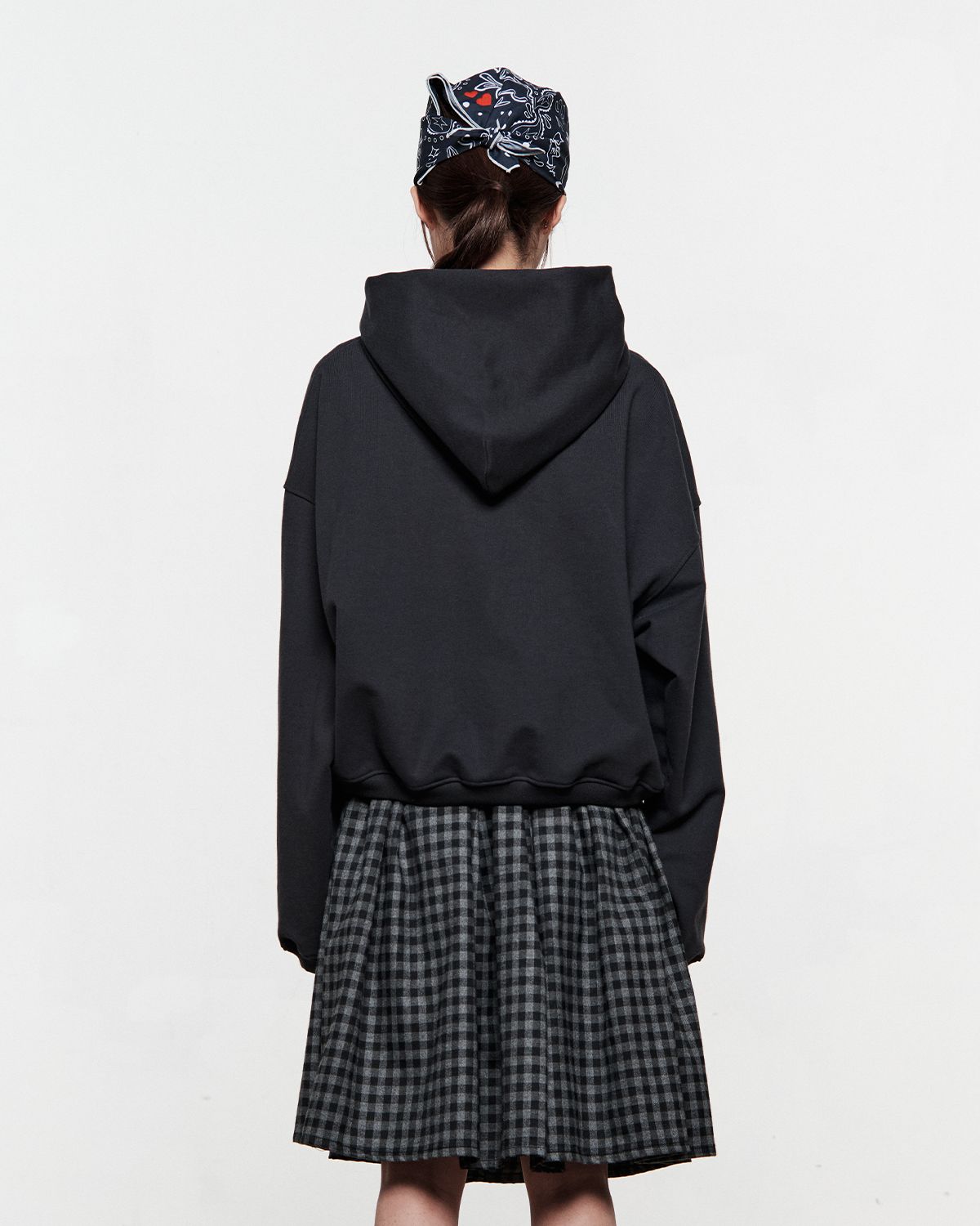 더뮤지엄비지터(THEMUSEUMVISITOR) PATCHWORK SIX HEART SWEAT HOODIE (CHARCOAL)