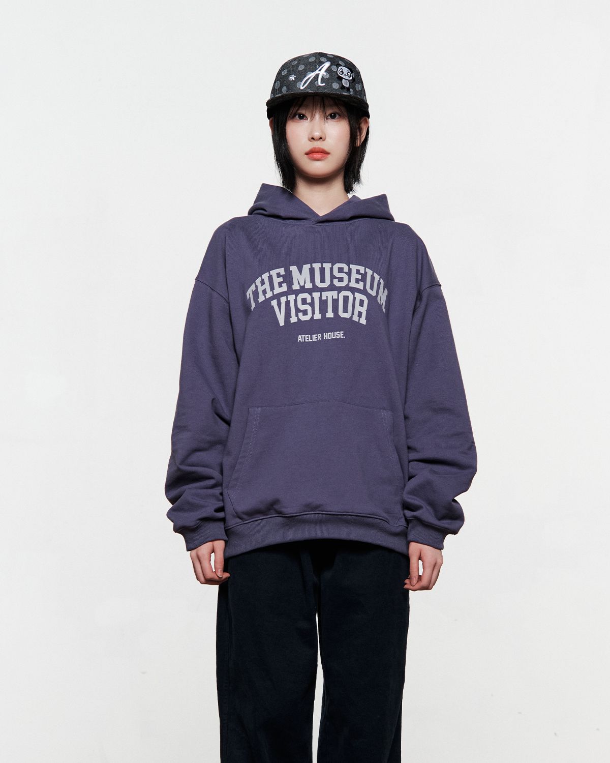 더뮤지엄비지터(THEMUSEUMVISITOR) MUSEUM ARCH LOGO SWEAT HOODIE (PURPLE)