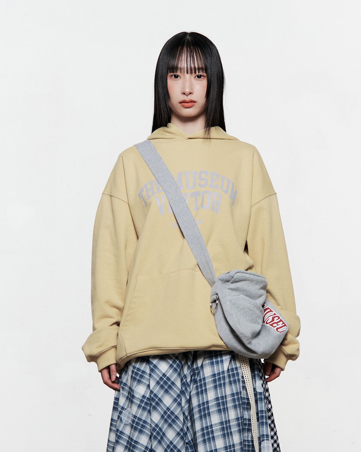 더뮤지엄비지터(THEMUSEUMVISITOR) MUSEUM ARCH LOGO SWEAT HOODIE (LEMON)