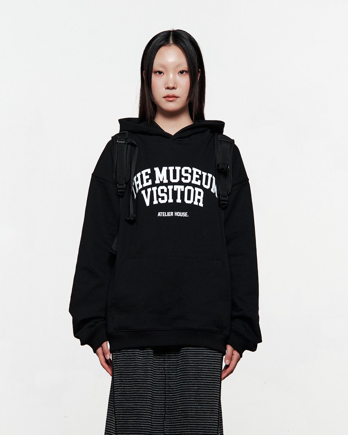 더뮤지엄비지터(THEMUSEUMVISITOR) MUSEUM ARCH LOGO SWEAT HOODIE (BLACK)