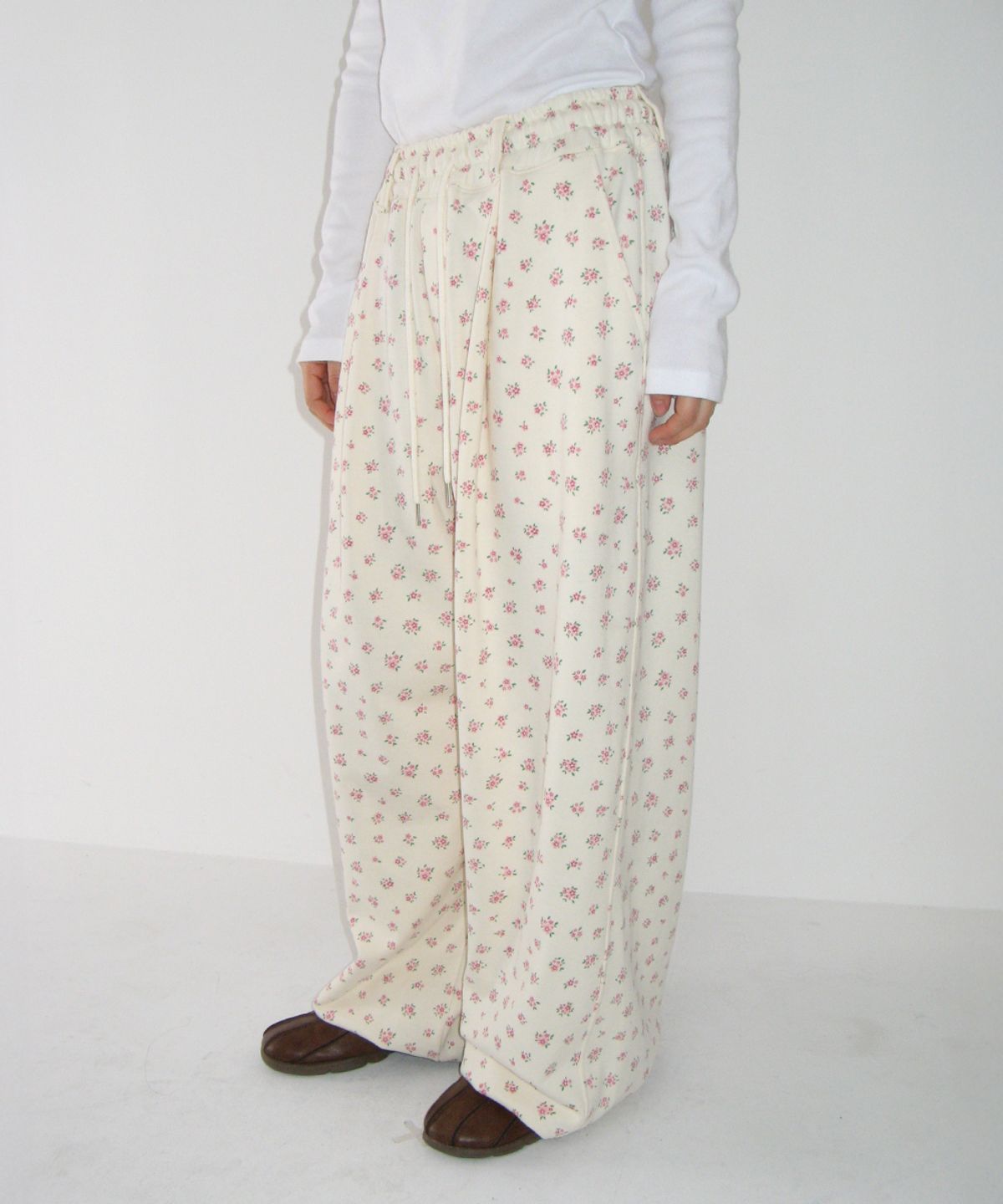 론론(RONRON) FLORAL WIDE SWEAT PANTS CREAM