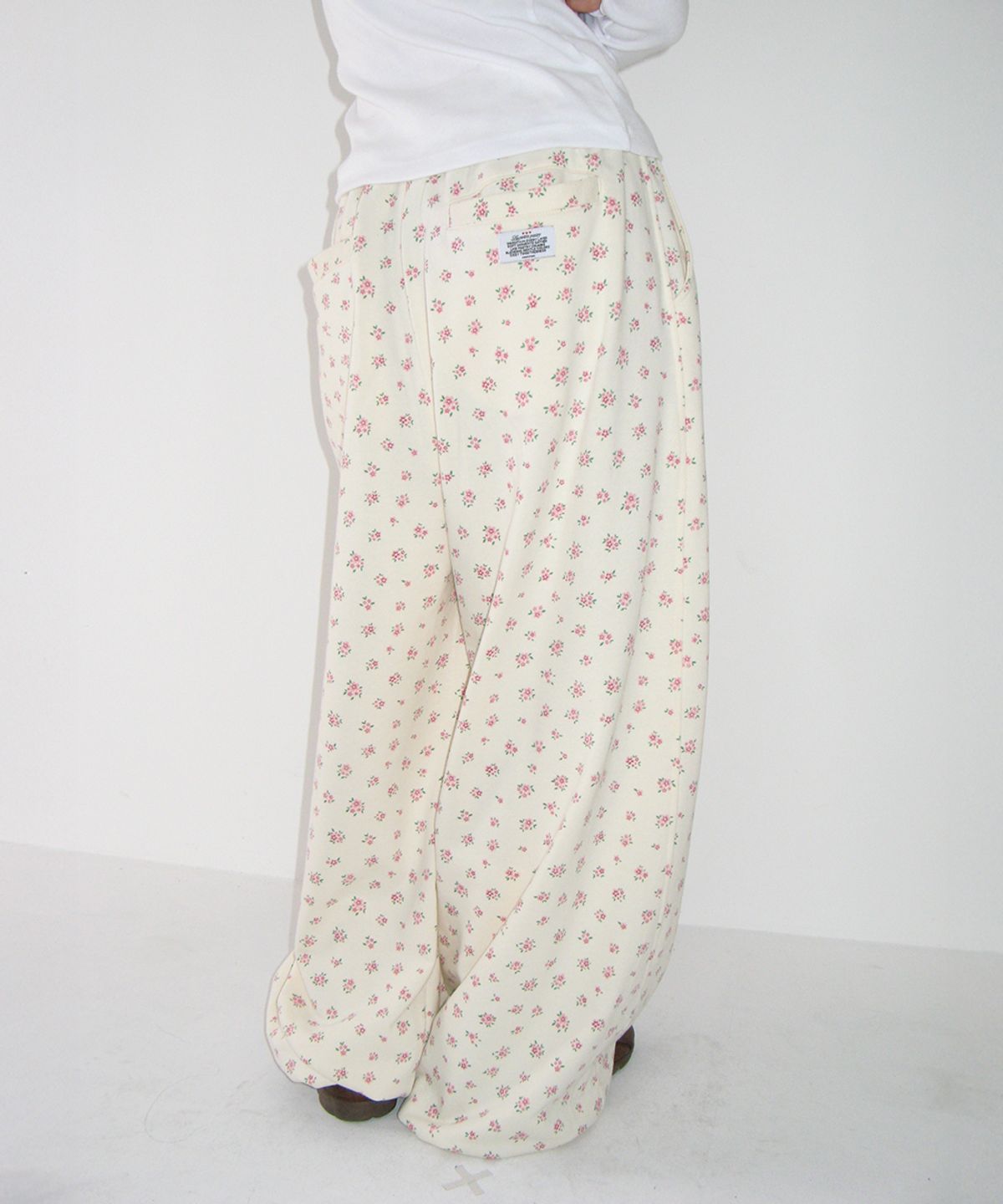 론론(RONRON) FLORAL WIDE SWEAT PANTS CREAM