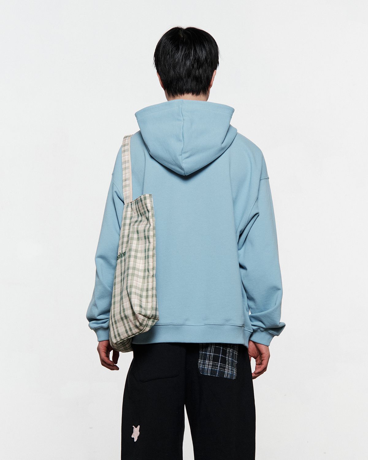 더뮤지엄비지터(THEMUSEUMVISITOR) ART APPLIQUE HOODIE ZIP UP (SKY BLUE)