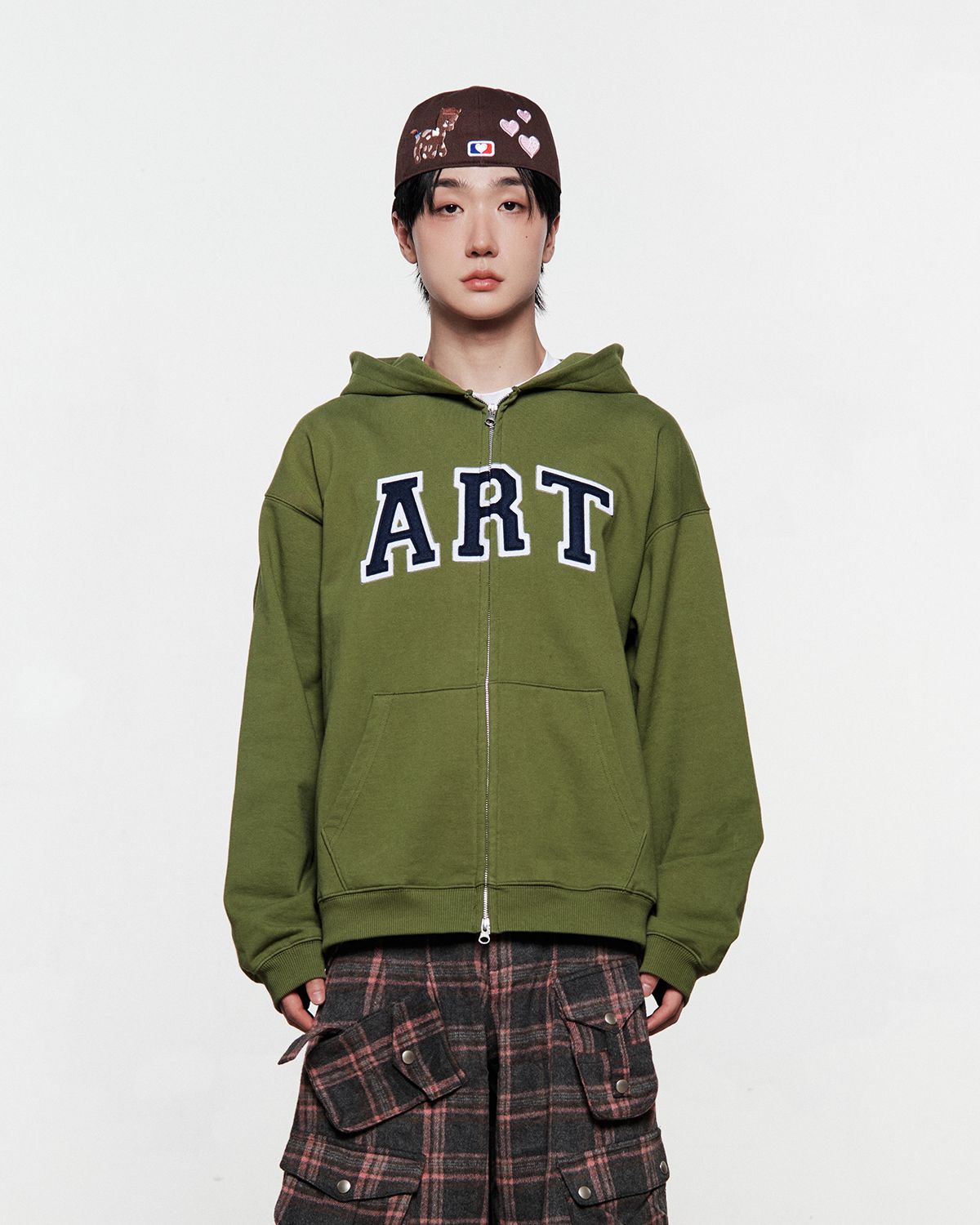 더뮤지엄비지터(THEMUSEUMVISITOR) ART APPLIQUE HOODIE ZIP UP (OLIVE)