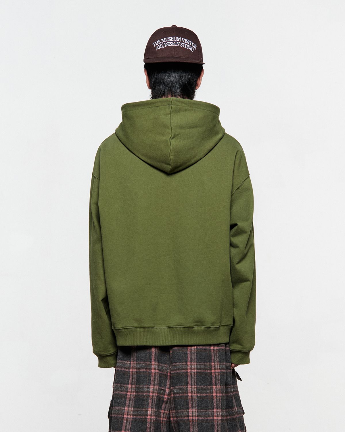 더뮤지엄비지터(THEMUSEUMVISITOR) ART APPLIQUE HOODIE ZIP UP (OLIVE)