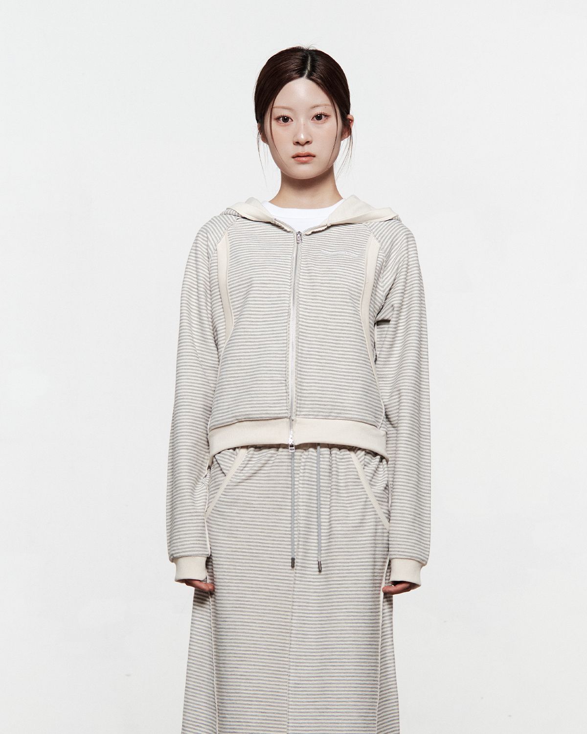 더뮤지엄비지터(THEMUSEUMVISITOR) RAW EDGE SWEAT HOODIE ZIP UP (LIGHT GREY)