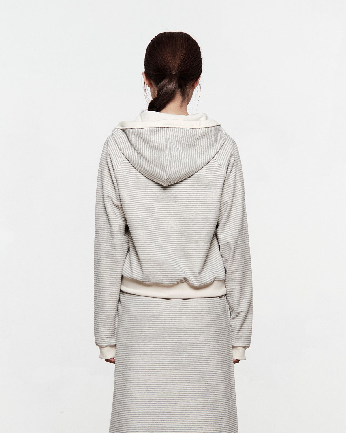 더뮤지엄비지터(THEMUSEUMVISITOR) RAW EDGE SWEAT HOODIE ZIP UP (LIGHT GREY)