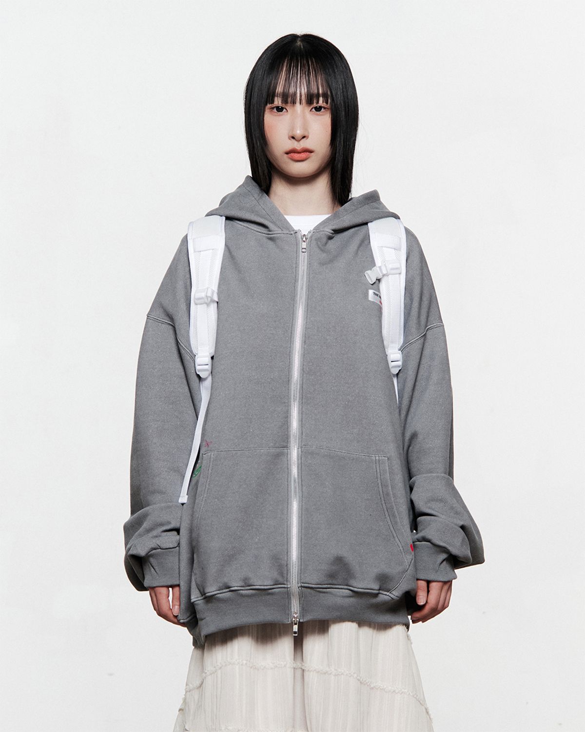 더뮤지엄비지터(THEMUSEUMVISITOR) SYMBOL EMBROIDERED HOODIE ZIP UP (MELANGE GREY)