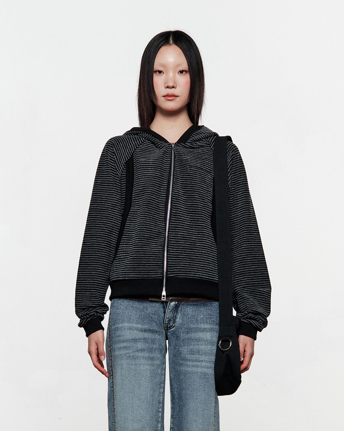 더뮤지엄비지터(THEMUSEUMVISITOR) RAW EDGE SWEAT HOODIE ZIP UP (BLACK)