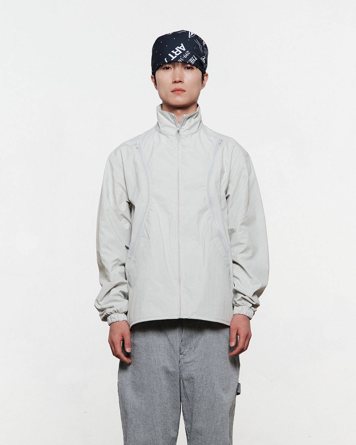 더뮤지엄비지터(THEMUSEUMVISITOR) NYLON CURVED ZIPPER WINDBREAKER (SILVER GREY)