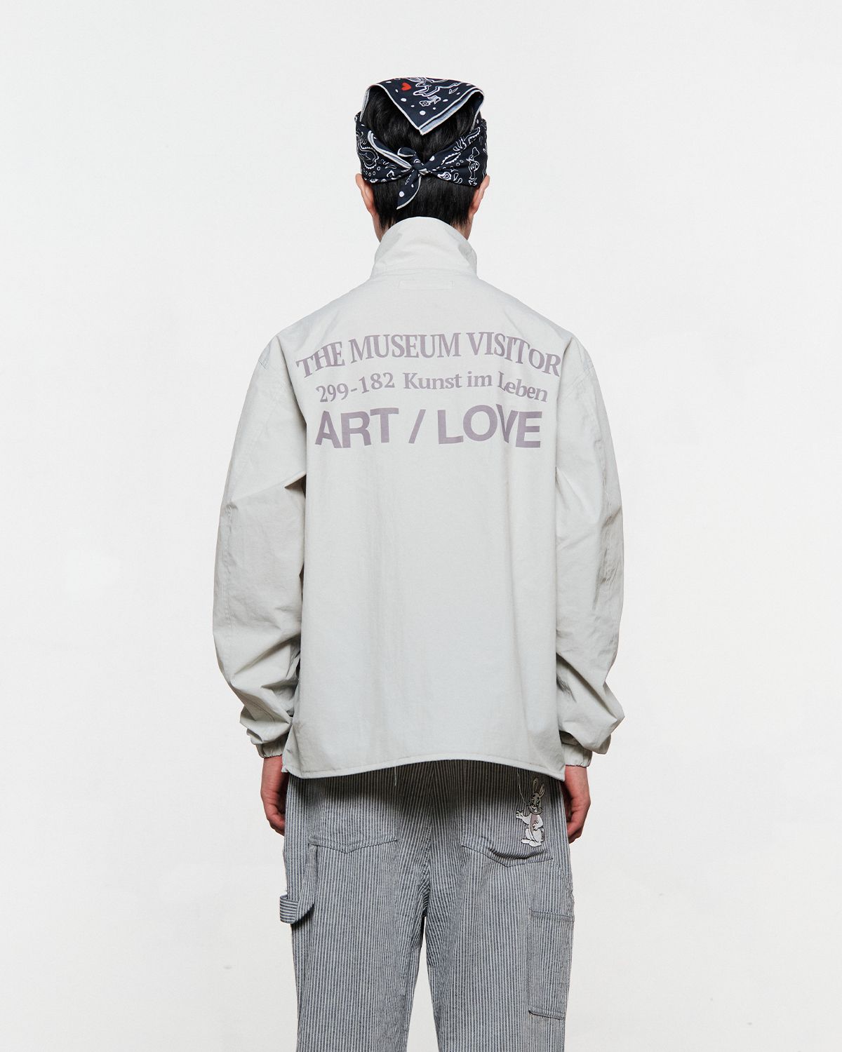 더뮤지엄비지터(THEMUSEUMVISITOR) NYLON CURVED ZIPPER WINDBREAKER (SILVER GREY)