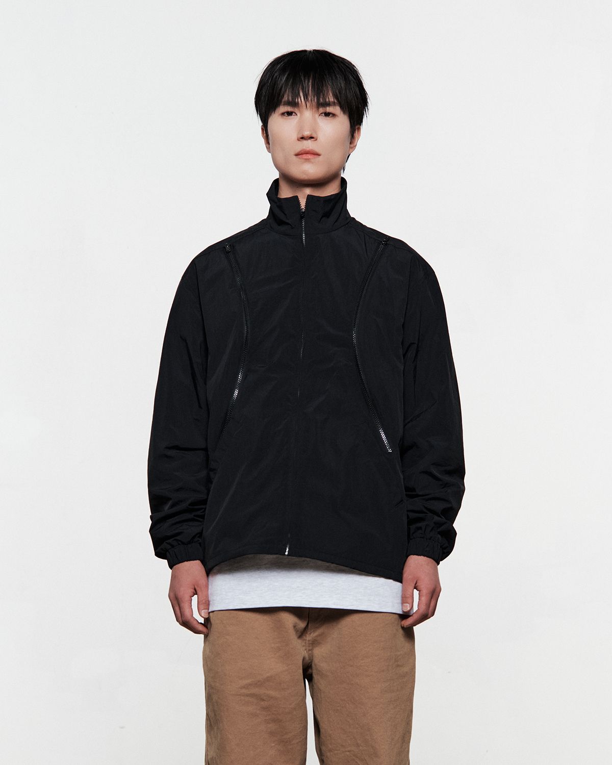 더뮤지엄비지터(THEMUSEUMVISITOR) NYLON CURVED ZIPPER WINDBREAKER (BLACK)