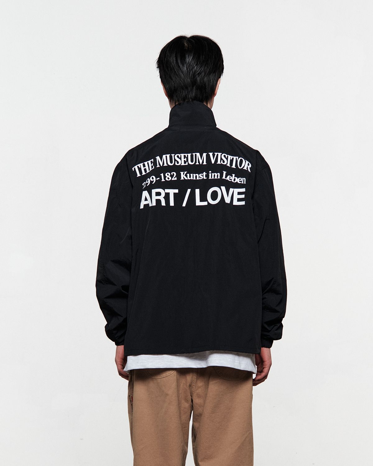 더뮤지엄비지터(THEMUSEUMVISITOR) NYLON CURVED ZIPPER WINDBREAKER (BLACK)