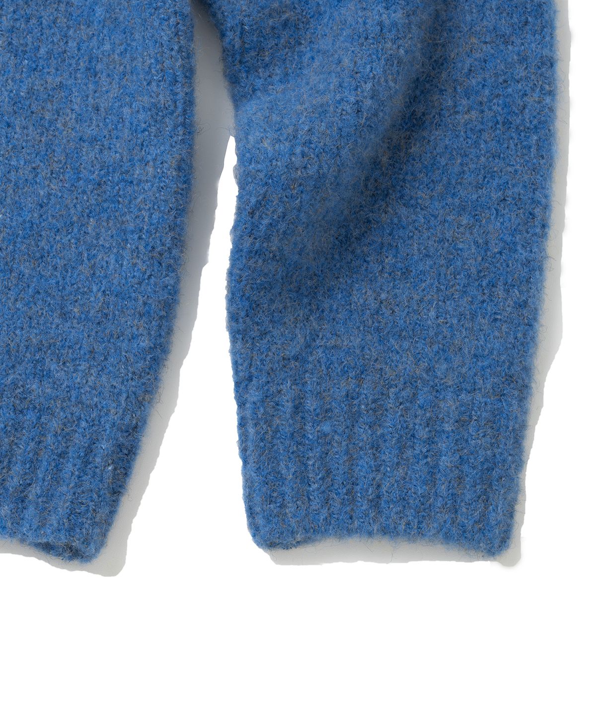 니티드(KNITTED) (UNISEX)부클 래글런 크롭 라운드 니트 BLUE