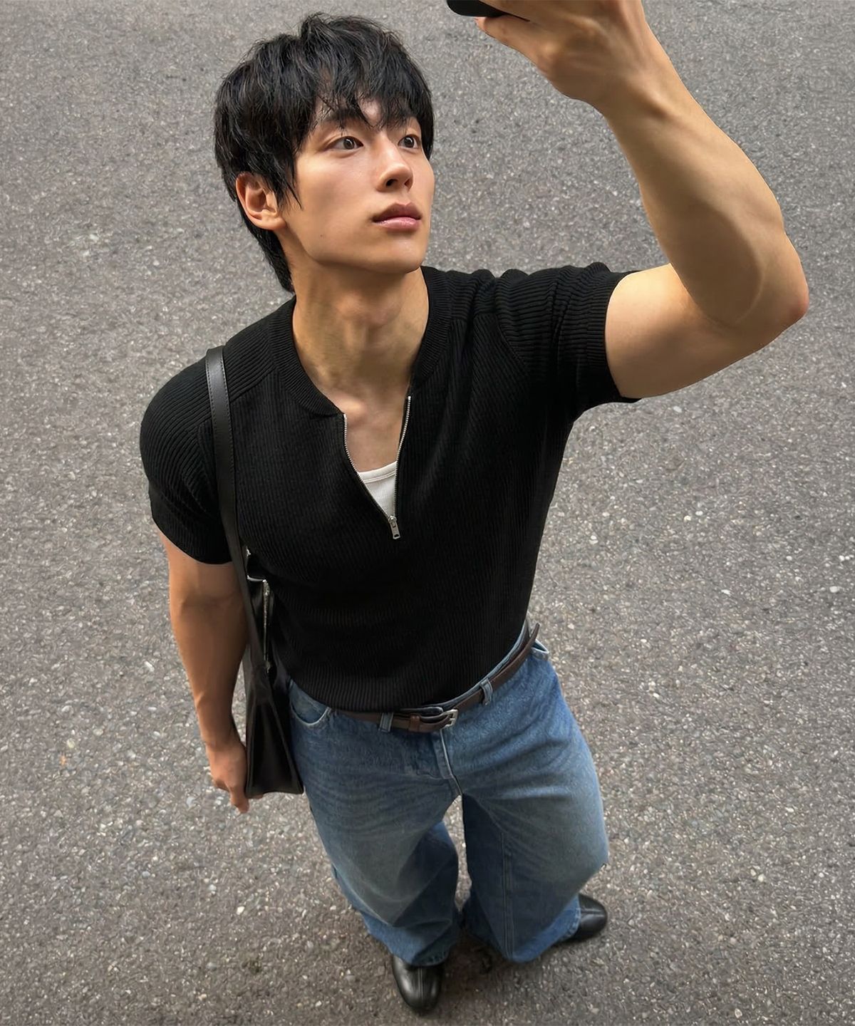 미치코런던 스포츠(MICHIKO LONDON SPORTS) 새들 리브드 머슬핏 하프 집업 니트 블랙