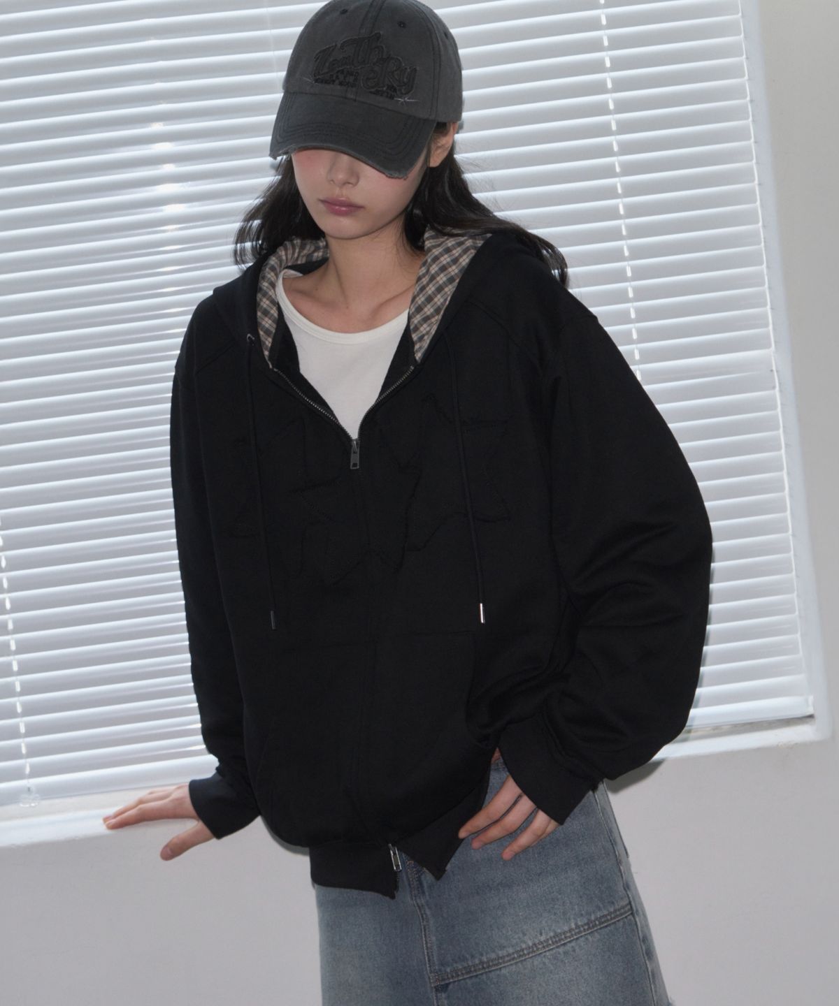 레더리(LEATHERY) [레더리X아네딘] 스타 패치 체크 후드 집업 [BLACK]