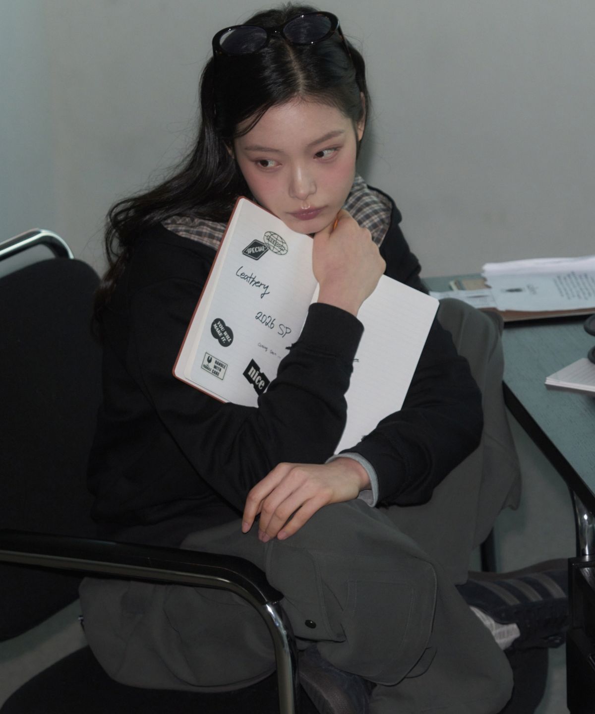 레더리(LEATHERY) [레더리X아네딘] 스타 패치 체크 후드 집업 [BLACK]