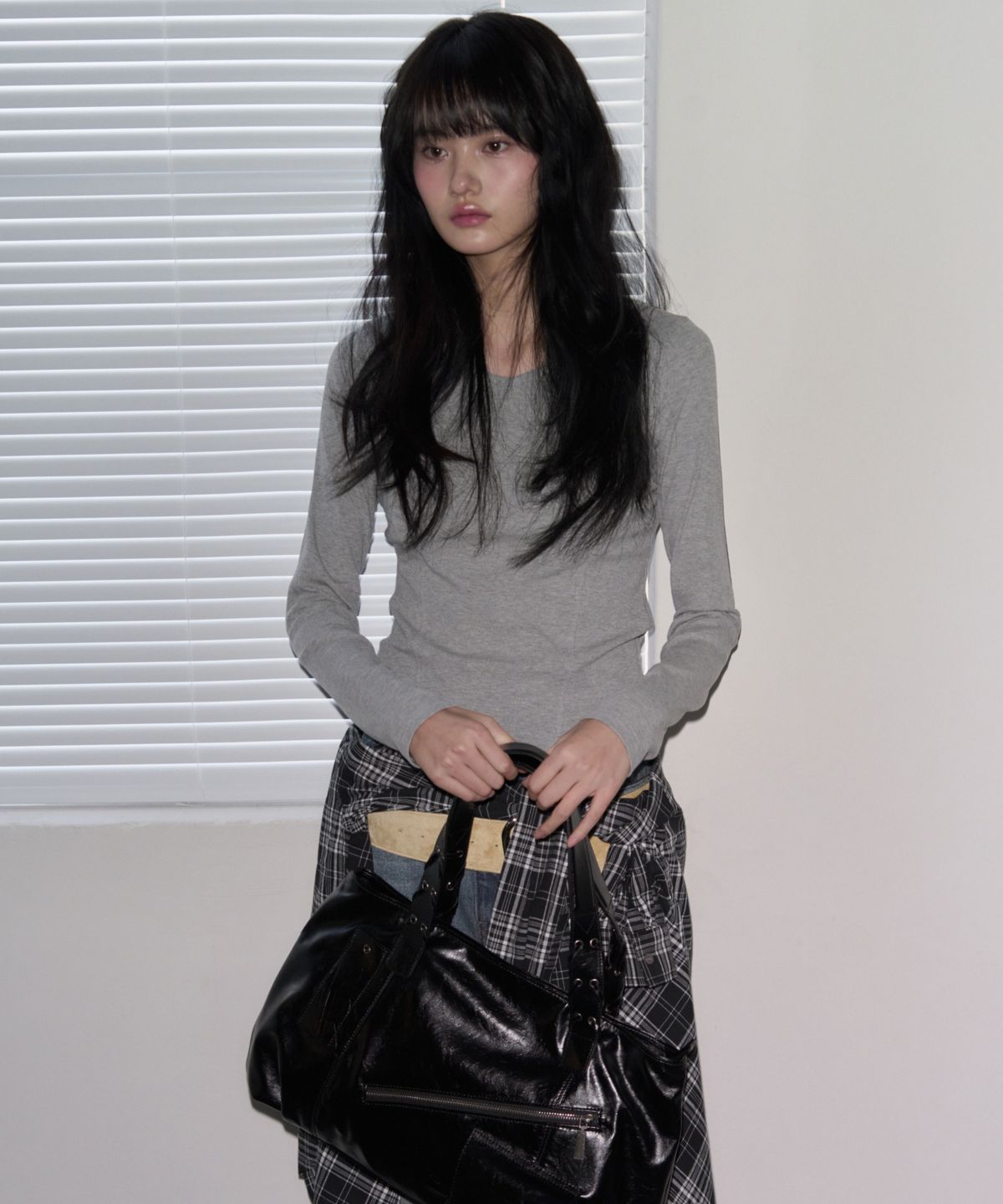 레더리(LEATHERY) [레더리X아네딘] 슬림핏 브이넥 리브드 롱슬리브 [CREAM]