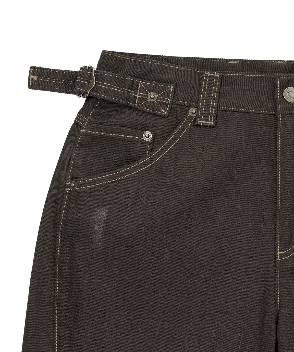 마뗑킴(MATIN KIM) WAIST BUCKLE STITCH POINT TWILL DENIM PANTS IN BROWN