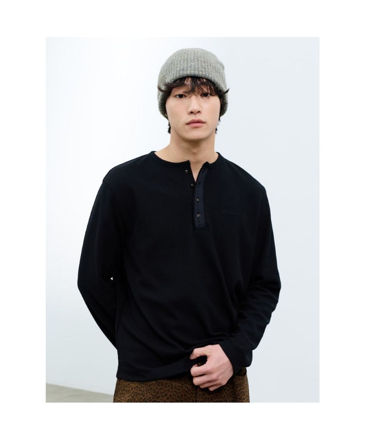 샌드 사운드(SAND SOUND) (UNISEX) 트위스티드 와플 헨리넥 롱슬리브 티셔츠 블랙