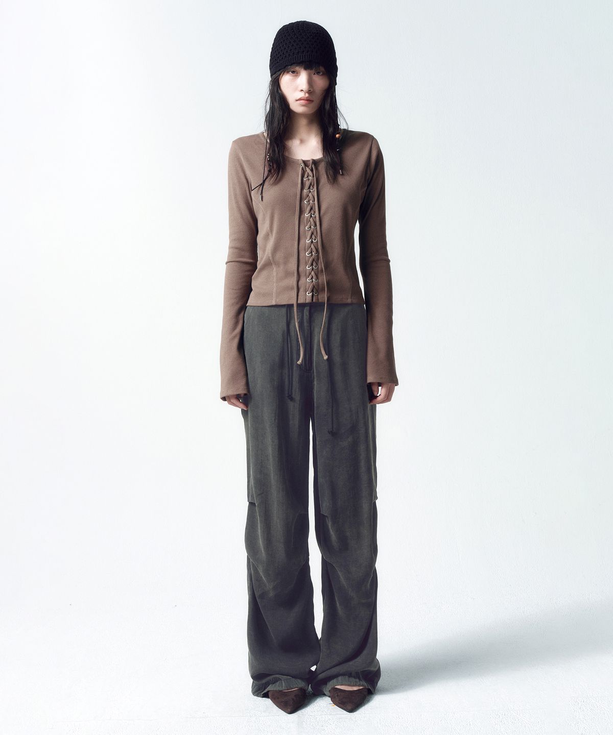 인사일런스 우먼(INSILENCE WOMEN) 레이스업 롱슬리브 BROWN