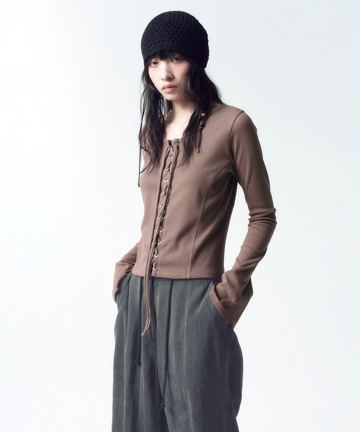 인사일런스 우먼(INSILENCE WOMEN) 레이스업 롱슬리브 BROWN