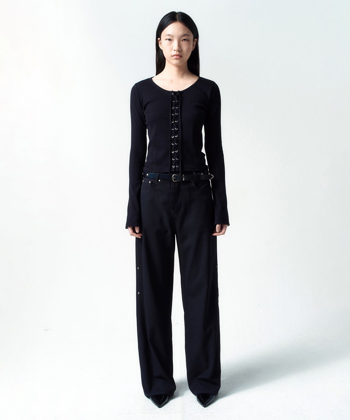 인사일런스 우먼(INSILENCE WOMEN) 레이스업 롱슬리브 BLACK