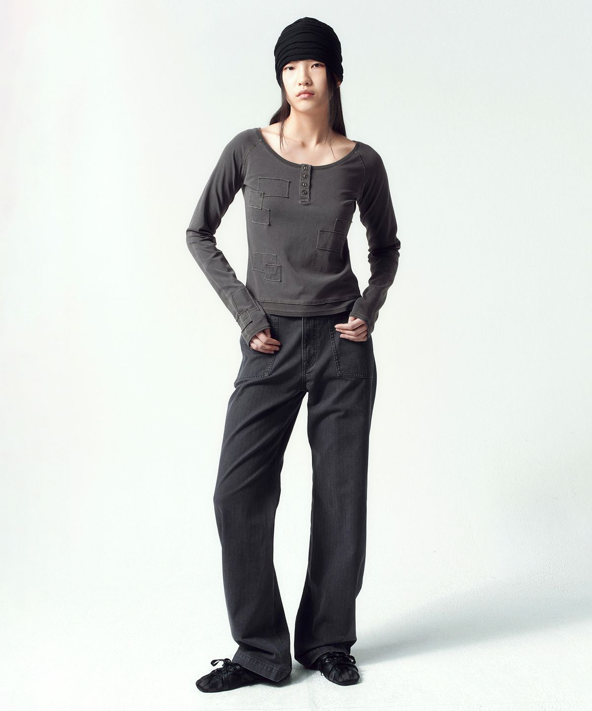 인사일런스 우먼(INSILENCE WOMEN) 헨리넥 패치워크 티셔츠 CHARCOAL