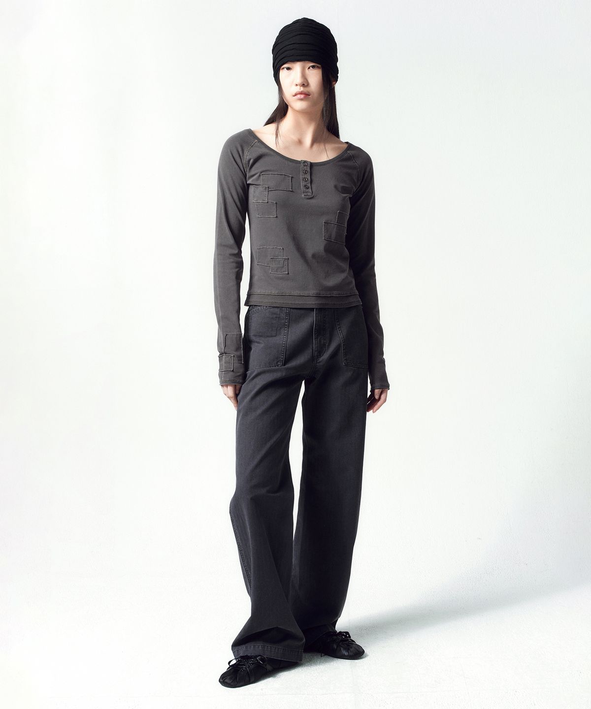 인사일런스 우먼(INSILENCE WOMEN) 헨리넥 패치워크 티셔츠 CHARCOAL