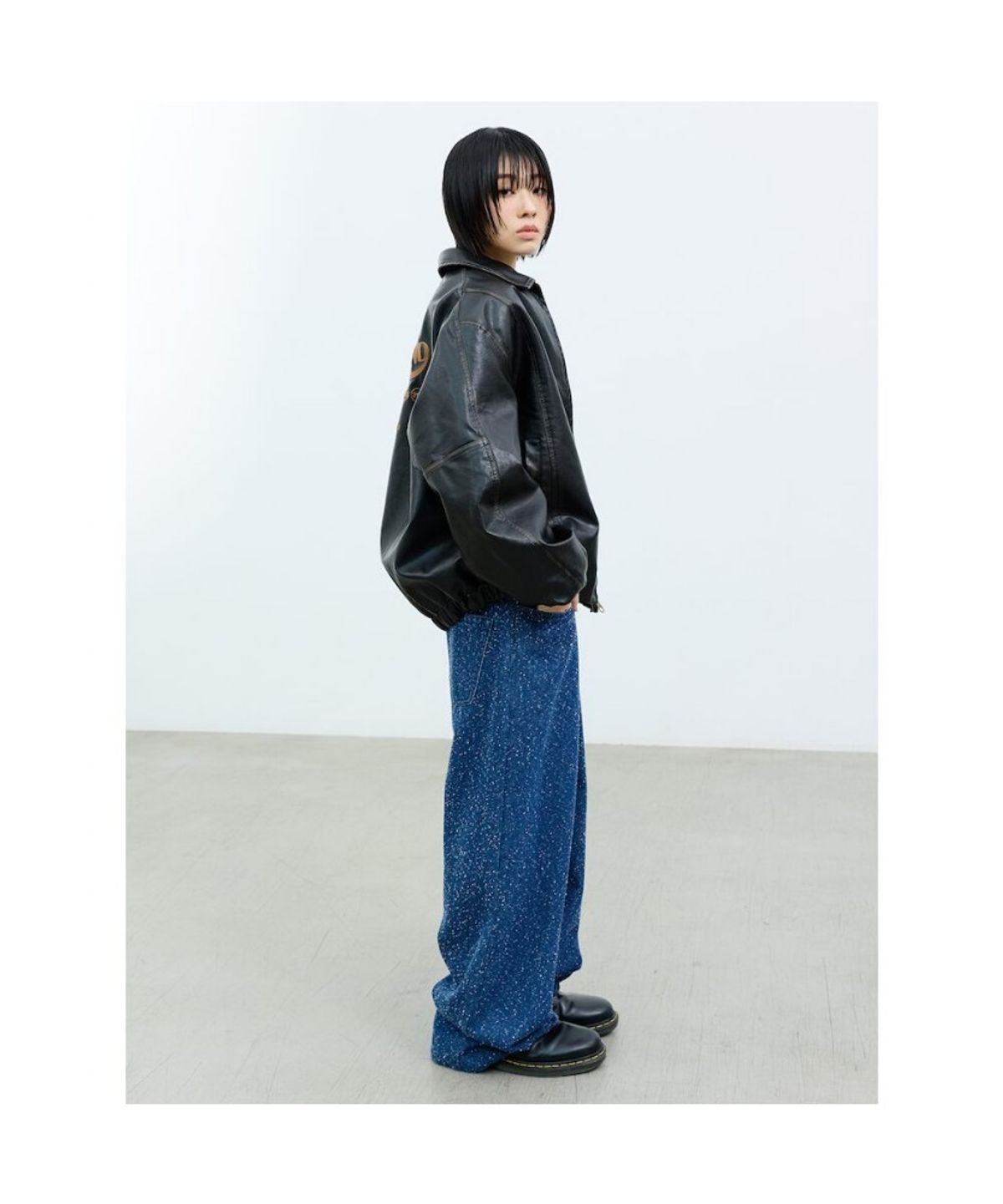 샌드 사운드(SAND SOUND) (UNISEX) 등판 자수 레더 블루종 블랙