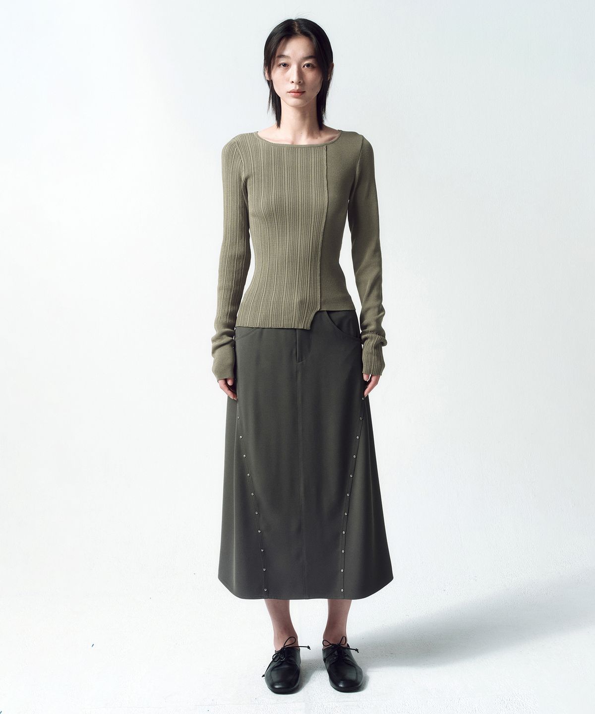 인사일런스 우먼(INSILENCE WOMEN) 커브드 스터드 스커트 CHARCOAL
