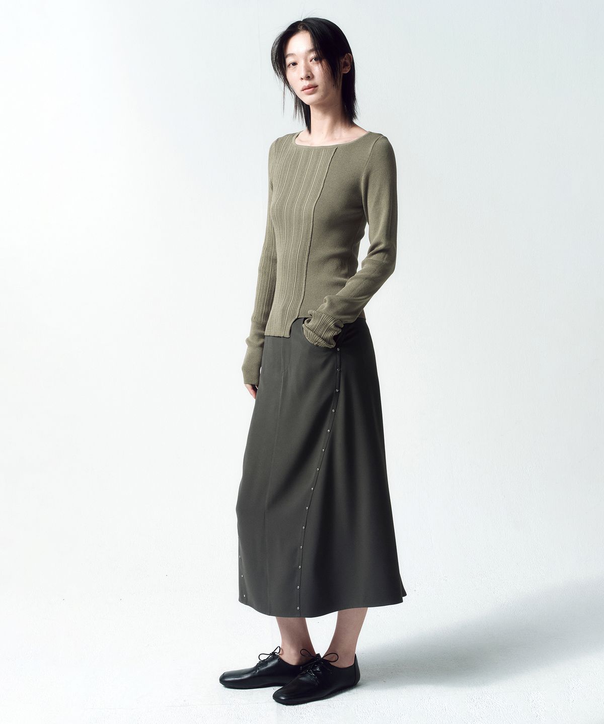 인사일런스 우먼(INSILENCE WOMEN) 커브드 스터드 스커트 CHARCOAL
