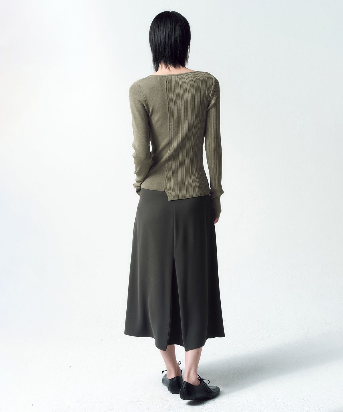 인사일런스 우먼(INSILENCE WOMEN) 커브드 스터드 스커트 CHARCOAL