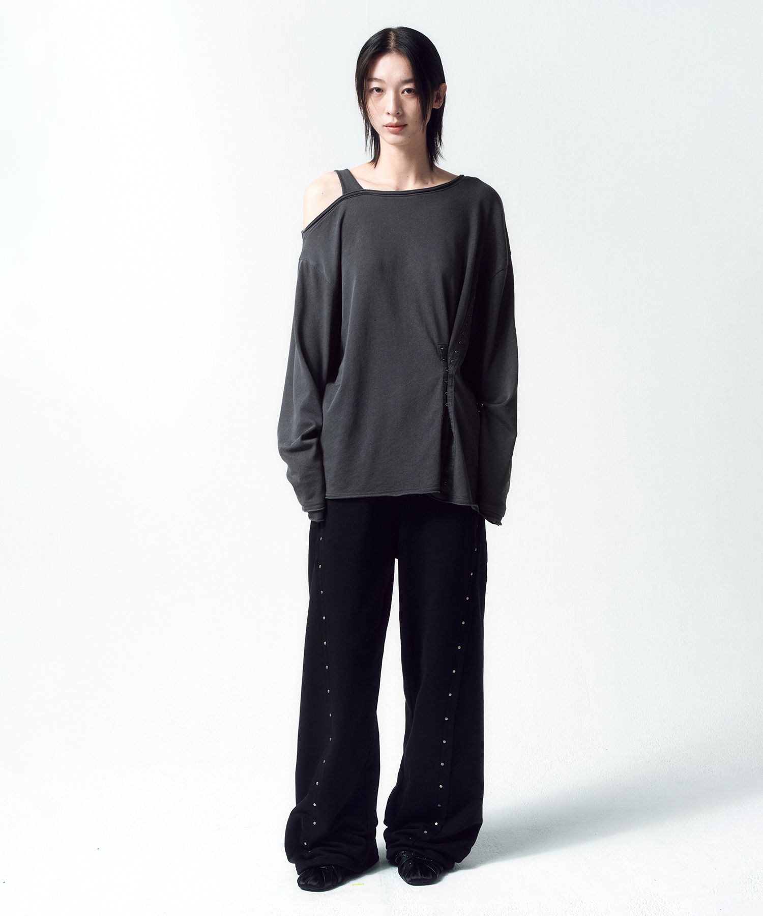 MUSINSA公式 | INSILENCE WOMEN スタッズスウェットパンツBLACK