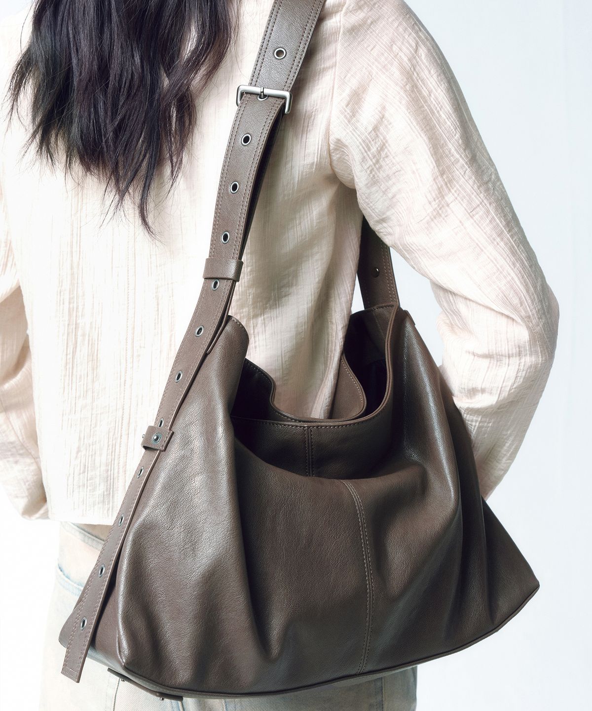 인사일런스 우먼(INSILENCE WOMEN) 스터드 스트랩 백 GREY BROWN