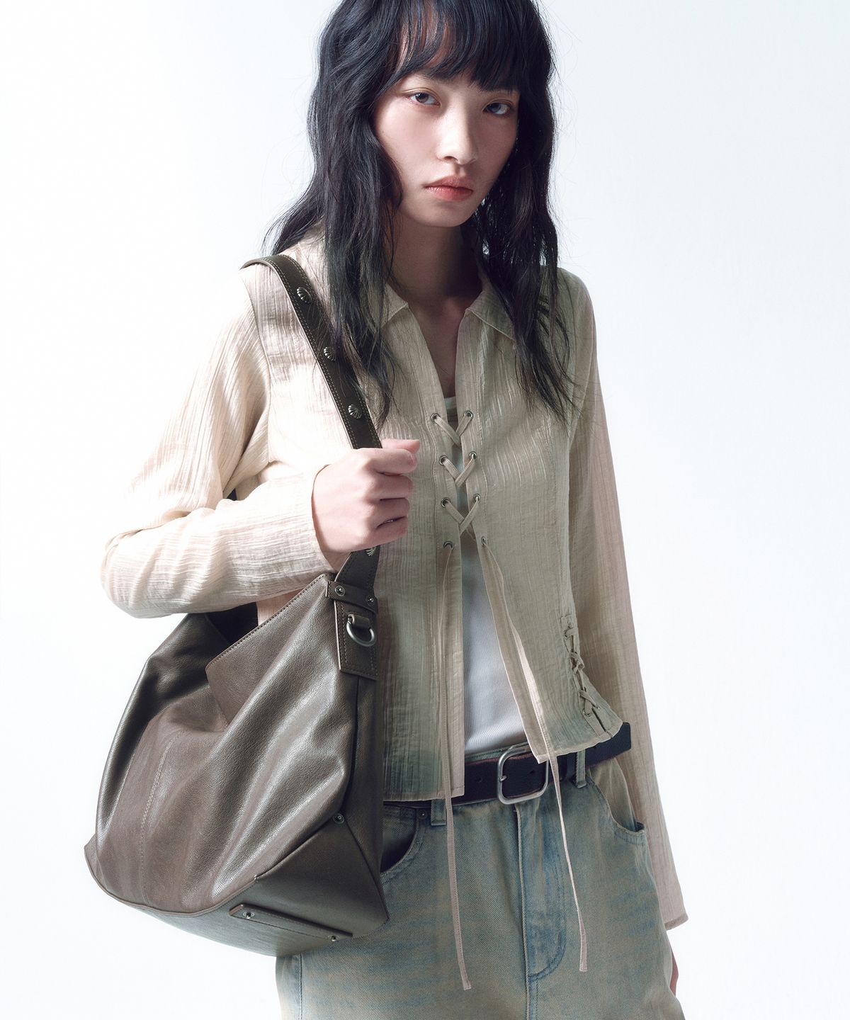 인사일런스 우먼(INSILENCE WOMEN) 스터드 스트랩 백 GREY BROWN