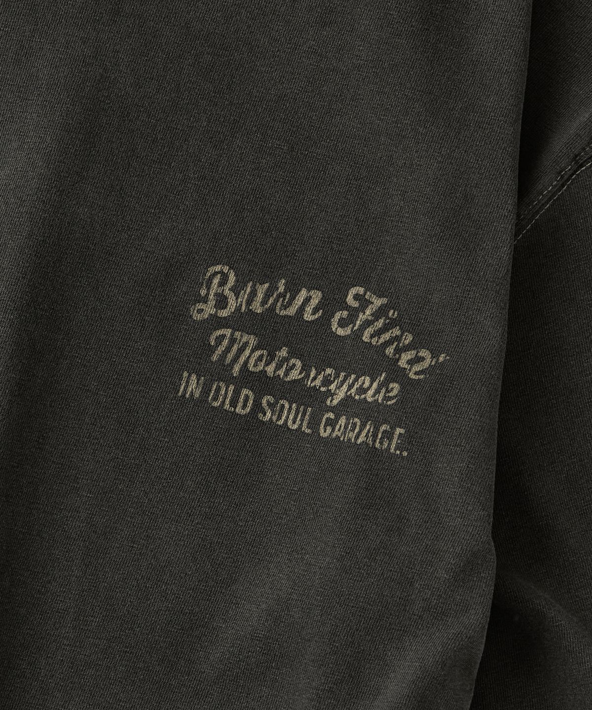 아웃스탠딩(OUTSTANDING) MOT SERIES LONG SLEEVE(SOUL GARAGE)_PIGMENT CHARCOAL