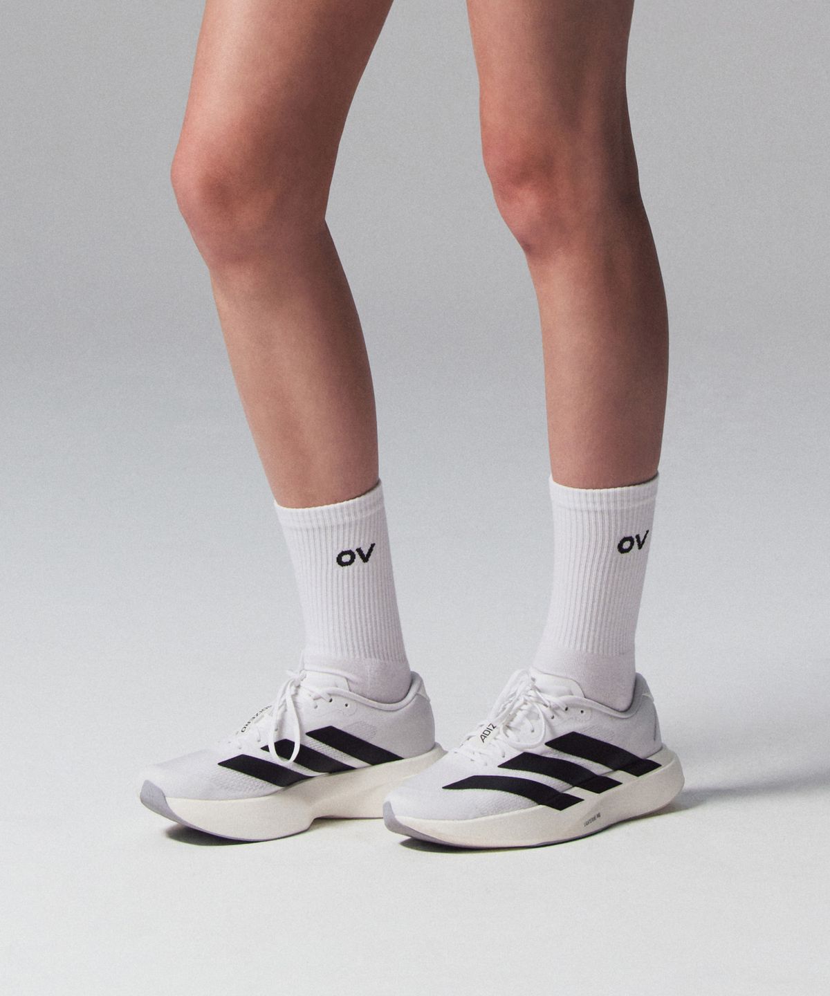 아웃도어 보이스(OUTDOOR VOICES) OV LOGO CREW SOCKS (WHITE)