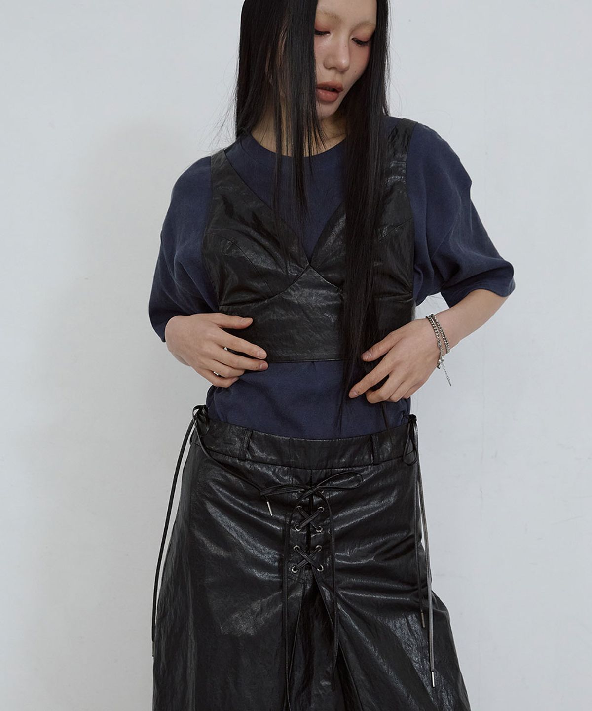 우우소오(UOUSOO) 레더 아일릿 스커트_ 블랙