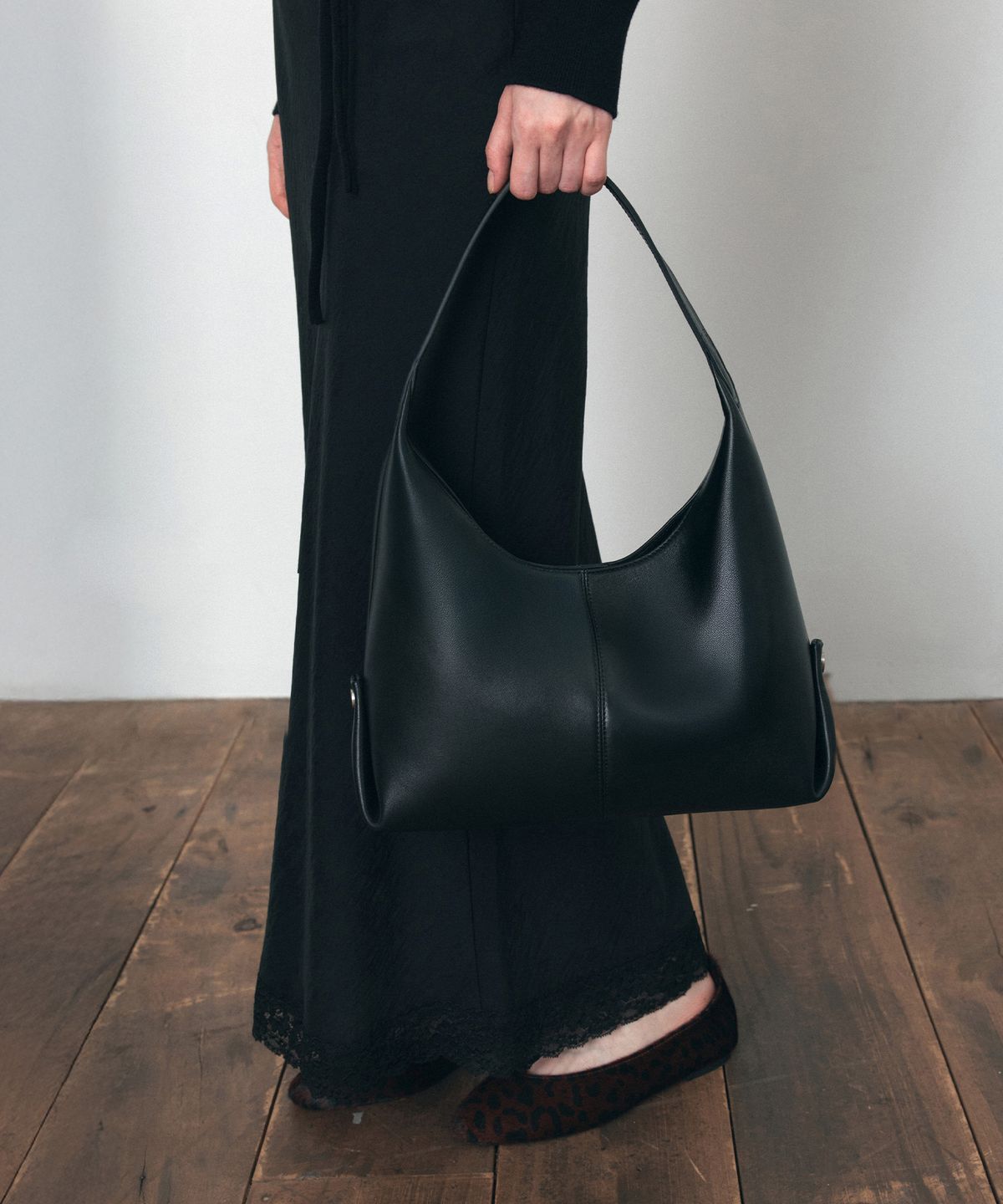시야쥬(SIYAZU) SIAC3076 Lambskin Flow Bag M_Black