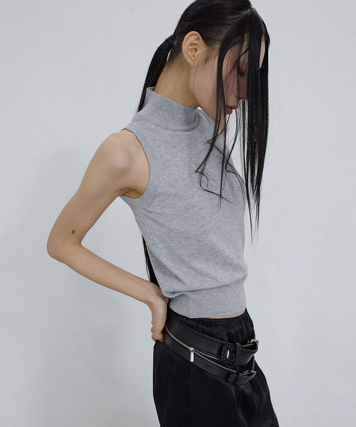 우우소오(UOUSOO) 메탈릭 슬리브리스 탑_ 그레이