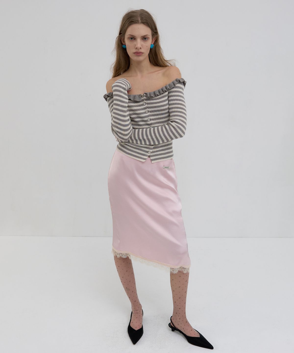 오버듀플레어(OVERDUEFLAIR) OFF SHOULDER FRILLED STRIPE CARDIGAN_CREAM/GREY