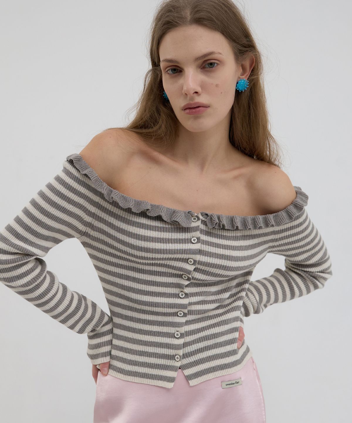 오버듀플레어(OVERDUEFLAIR) OFF SHOULDER FRILLED STRIPE CARDIGAN_CREAM/GREY